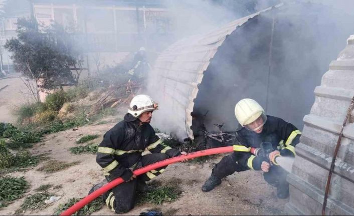 Hatay’da barakada çıkan yangın söndürüldü