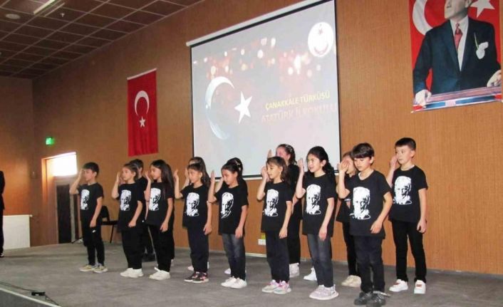 İlkokul öğrencileri Çanakkale türküsünü işaret diliyle seslendirdi