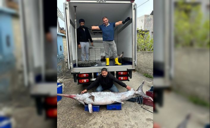 Karataş’ta 150 kiloluk kılıç balığı yakalandı