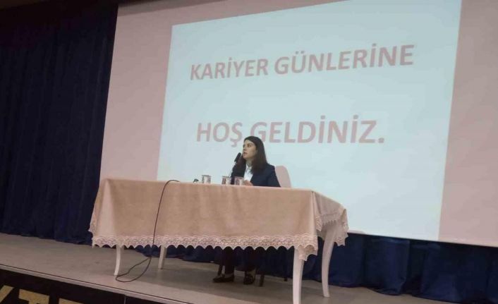 Kariyer Günleri’nde gençler meslekler hakkında bilgilendiriliyor