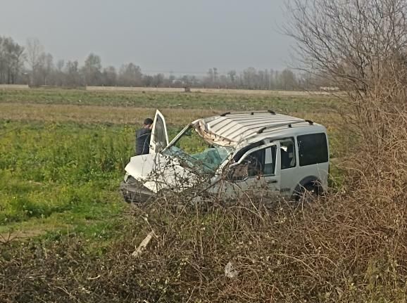 Kontrolden çıkan hafif ticari araç araziye devrildi: 1 yaralı