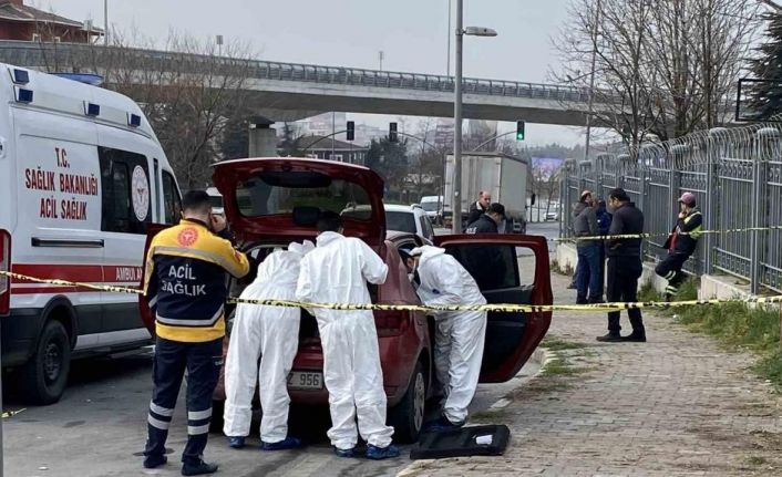 Küçükçekmece’de, bir kişi araç içinde silahla vurulmuş halde ölü bulundu