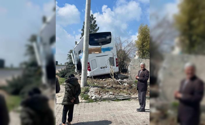 Mardin’de yolcu otobüsü bir evin bahçesine girdi