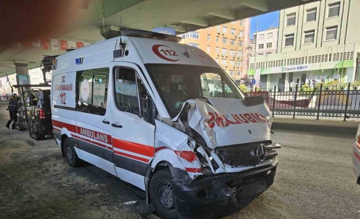 Mecidiyeköy’de hatalı dönüş yapan minibüsle hastaya yetişmeye çalışan ambulans çarpıştı