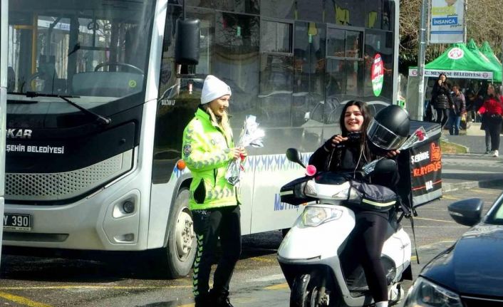 Muğla trafik ekiplerinden kadın sürücülere jest