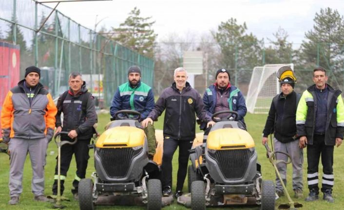 Odunpazarı Belediyesi tarafından Eskişehirspor tesislerindeki sahanın çimleri biçildi