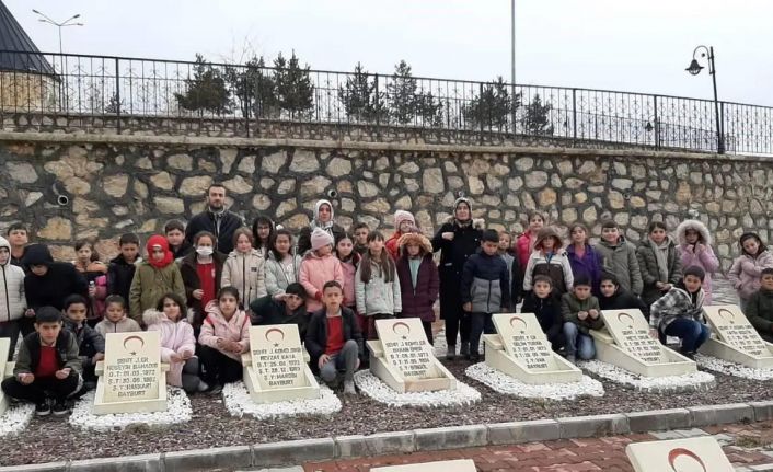 Öğrenciler şehitlik anıtına karanfil bırakıp çevre temizliği yaptılar