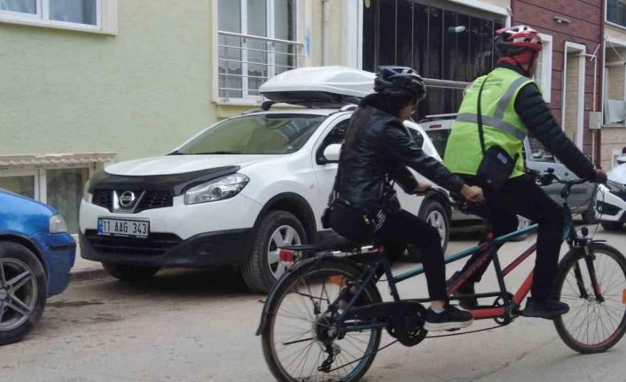 Özel gereksinimli kadın çalışan, iş yerine tandem bisikletle götürüldü