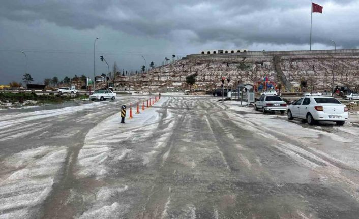 Şanlıurfa’da dolu yağışı sonrası şehir beyaza büründü