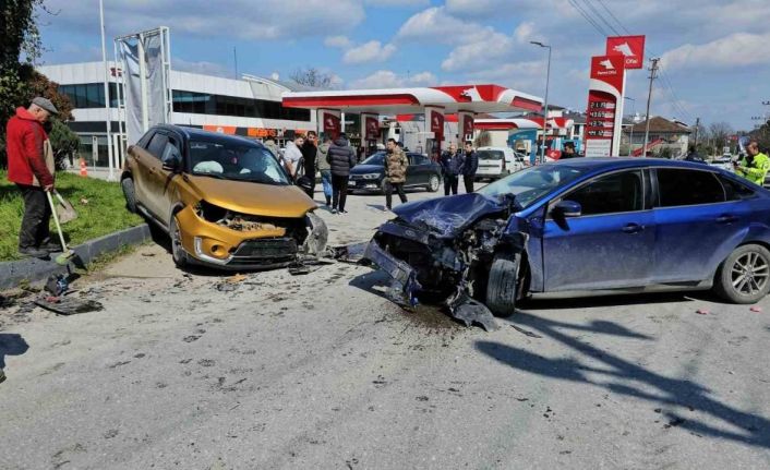 SUV tarzı araç ile otomobil kafa kafaya çarpıştı: 2 yaralı