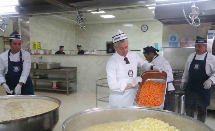 Tahmazoğlu vatandaşlar için kendi elleriyle yemek yaptı