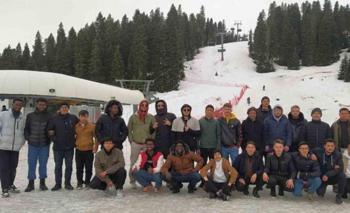 Üniversite öğrencileri Ilgaz Dağı’nda karın tadını çıkardı