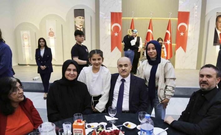 Vali Dağlı huzurevi sakinleriyle iftar yaptı