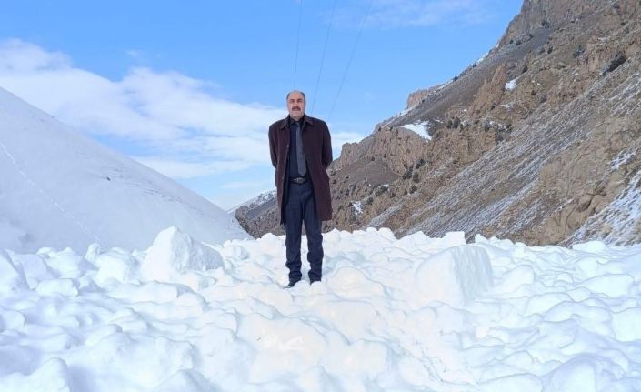 Van’da mahalle yoluna çığ düştü