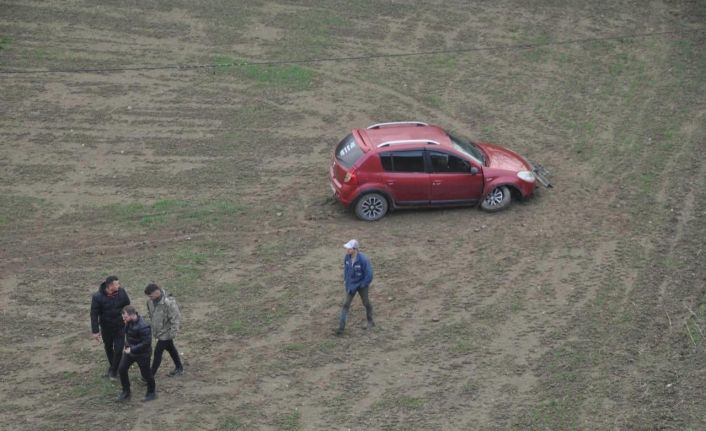 Yoldan çıkan otomobil, tarlaya uçtu: 1 yaralı