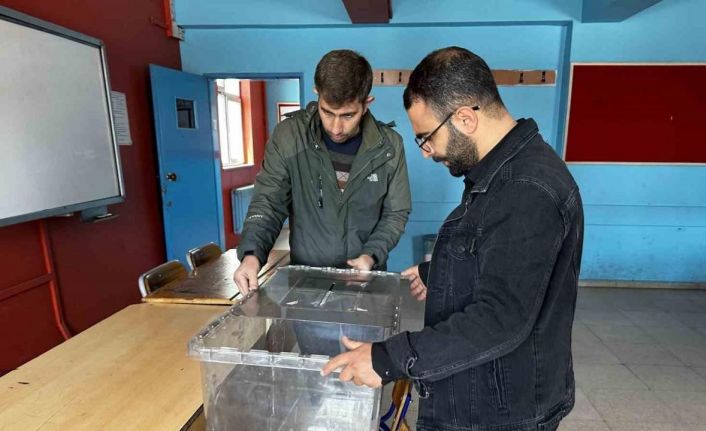 Yüksekova’da sandıklar okullara yerleştirildi