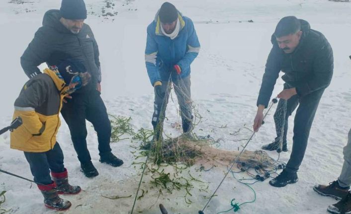 Yüzeyi buz tutan Balık Gölü’nde, buzu kırıp balık tuttular