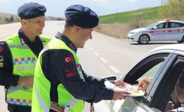 Bolvadin’de jandarmadan lokumlu ve çikolatalı denetim