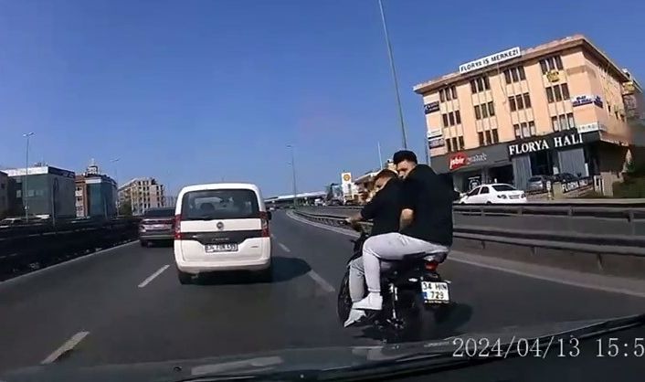 İstanbul’da motosiklet sürücüsü trafiği tehlikeye attı