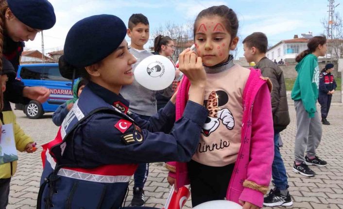 Jandarma ekipleri köydeki çocuklara bayram sevincini önceden yaşattı