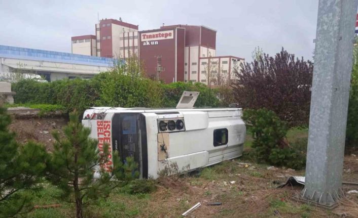 Kontrolden çıkan minibüs korku dolu anlar yaşattı.