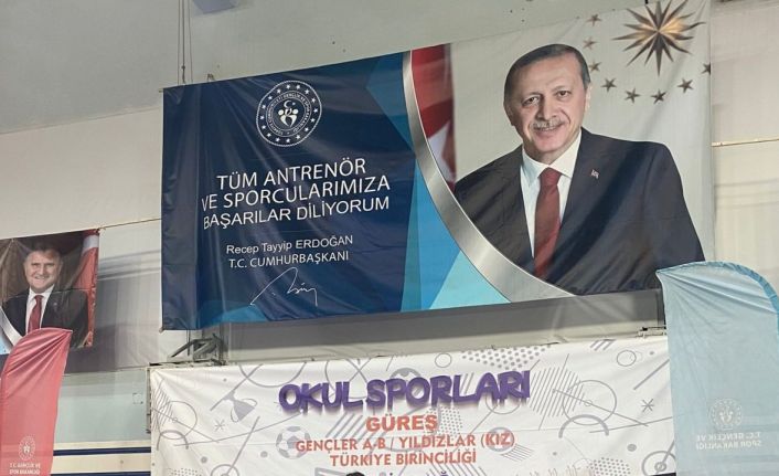 Okullar arası güreş şampiyonasında Bingöl rüzgarı