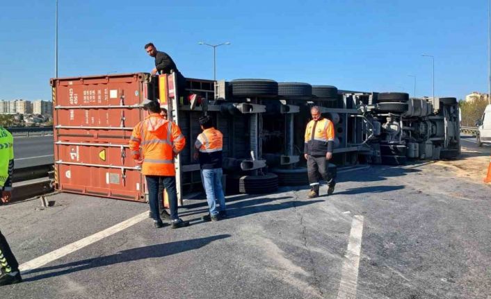 TEM bağlantı yolu Avcılar kavşağında tır devrildi: 1 yaralı