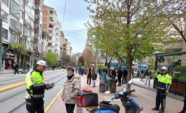 Yaya yoluna giren motosiklet sürücülerine ceza kesildi