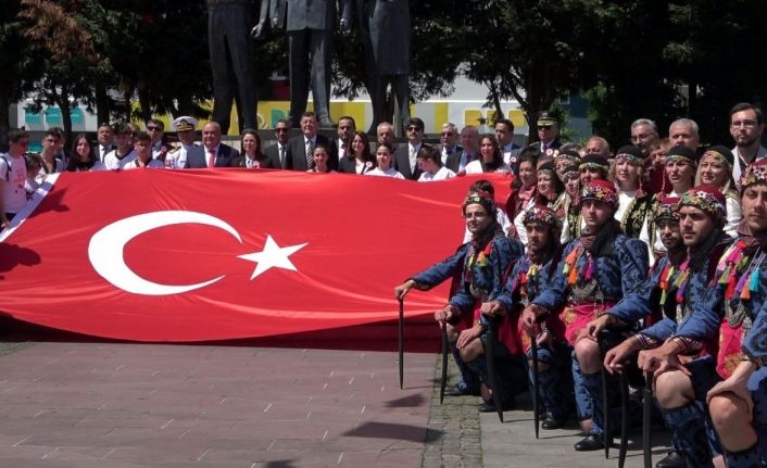 19 Mayıs kutlamalarında birlik ve beraberlik pozu