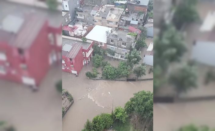 Adana’da yağmur nedeniyle yollar göle döndü