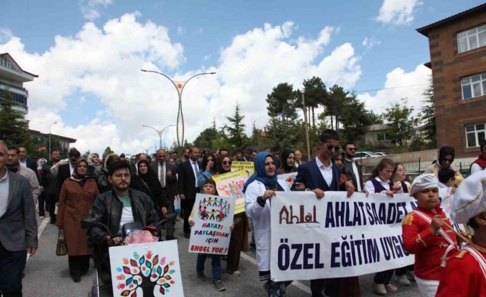 Ahlat’ta engelliler için farkındalık yürüyüşü