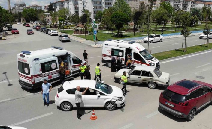 Aksaray’da 2 otomobilin çarpıştığı kazada 4 kişi yaralandı