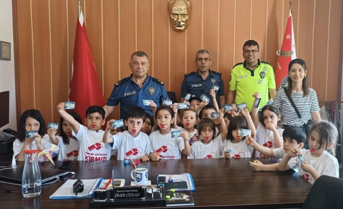 Anaokulu öğrencileri polislerle buluştu