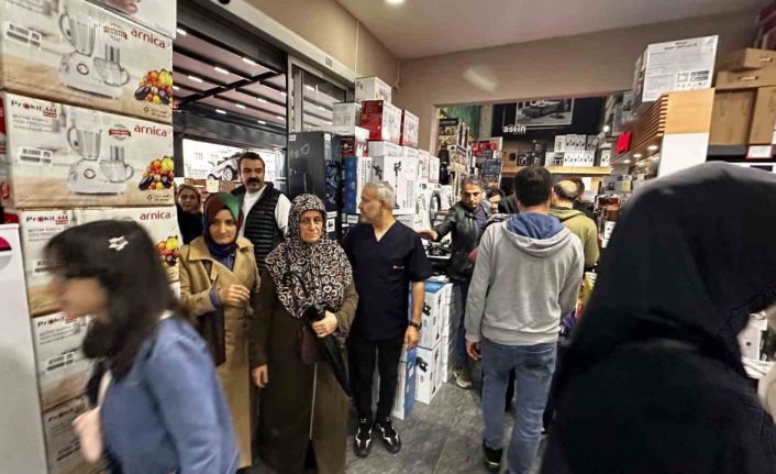 Anneler Günü izdihamı...Yağmura aldırış etmeden kampanya için saatlerce beklediler