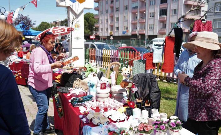 Anneler Günü’ne özel kurulan pazarda hem satış yaptılar hem eğlendiler