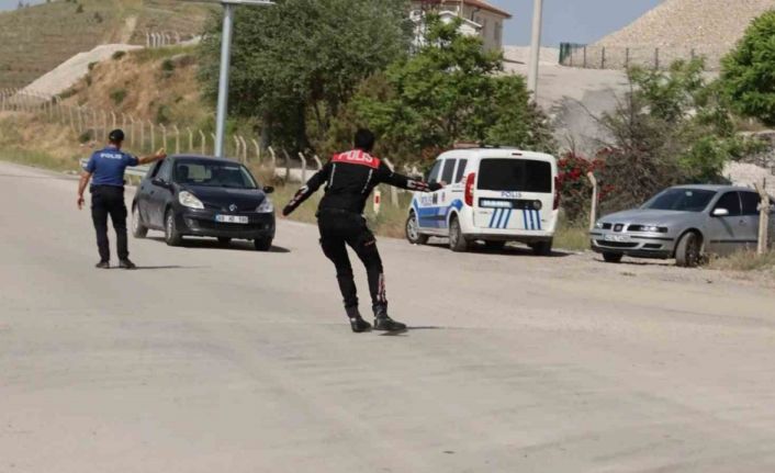 Aracını polislerin üzerine sürdü, hızla ters yola girip böyle kaçtı