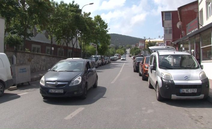 Ataşehir’de park halindeki kamyonetin çalınma anı kamerada