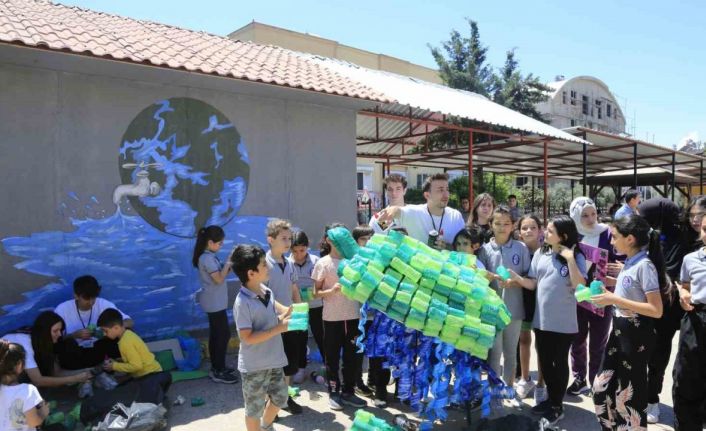 Atık maddelerden deniz kaplumbağası ve flamingo heykeli yaptılar