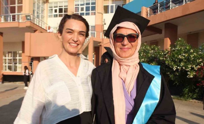 Balıkesir’de 5 çocuk annesinin diploma sevinci