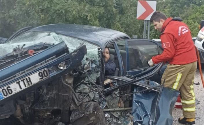 Balıkesir’de trafik kazası: Tırın dorsesi otomobili biçti