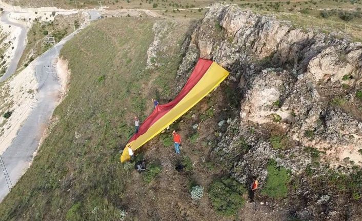 Batman’da 500 metrekarelik Galatasaray bayrağı tepeye asıldı