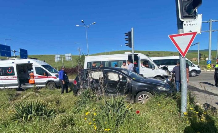 Bingöl’de otomobil ile minibüs çarpıştı: 9 yaralı