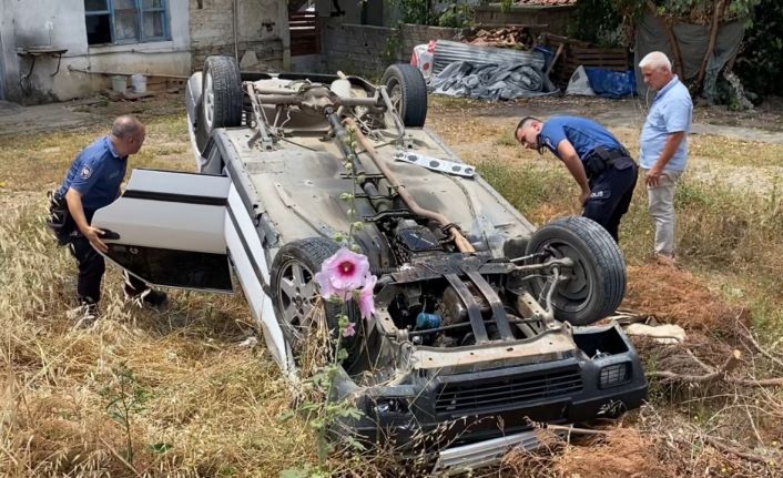 Boş araziye devrilip ters dönen otomobilde yaralı aradılar