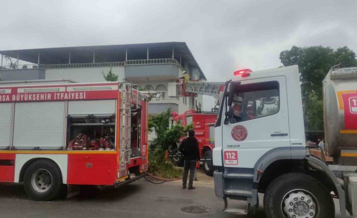 Bursa’da yangın paniği: 2 kişi dumandan etkilendi