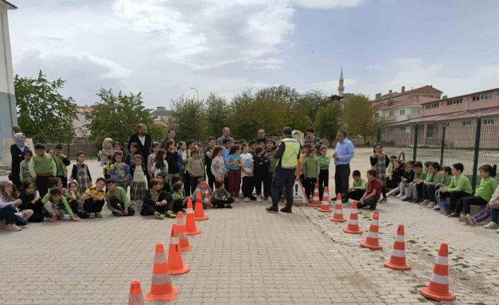 Çavdarhisar’da jandarmadan öğrencilere trafik eğitimi