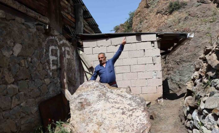 Dağdan kopan kayalar korkutuyor