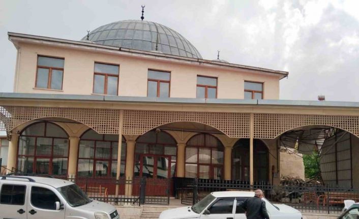 Depremde hasar alan tarihi cami ayağa kaldırılıyor