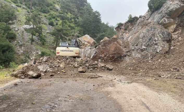 Devasa kayalar yolu ulaşıma kapattı