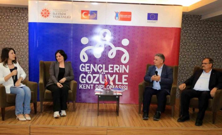 Erzincan’da “Gençlerin Gözüyle Kent Diplomasisi” projesi kapsamında panel düzenlendi