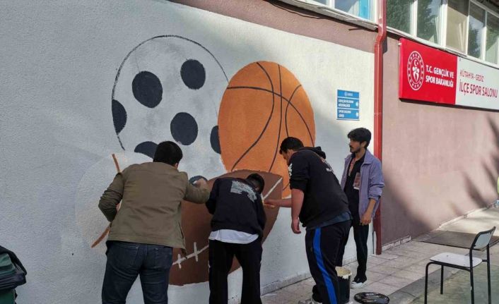 Grafik tasarım öğrencileri yaptıkları duvar resimleri ile hünerlerini sergiledi